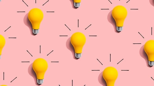 Lightbulbs on pink background, pattern.