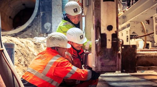 Construction workers on site, Blogpost about successful implementations of KICKBOX Intrapreneurship at Implenia, Swisscom and ZF